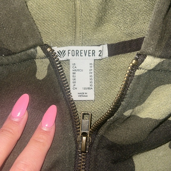 cutest camo cropped zip up - Picture 2 of 2